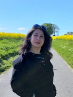 Shaghi Mohammadi vor einem Rapsfeld. Im Artikel spricht sie über Artikel 1 des Grundgesetz