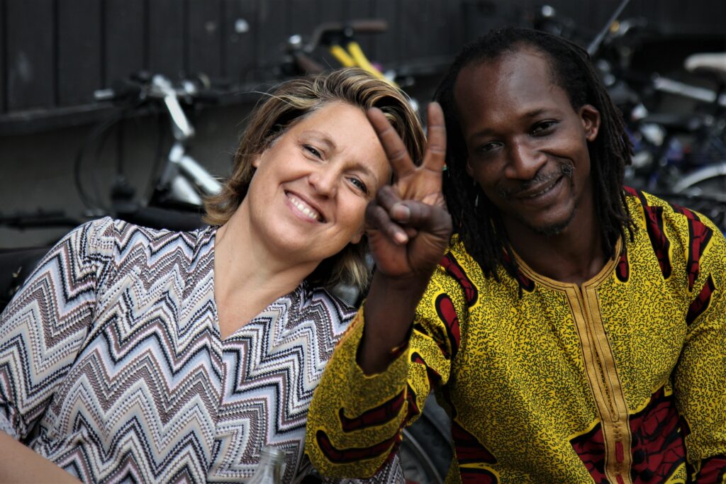 Stephanie Bangoura mit einem ihrer Musiker