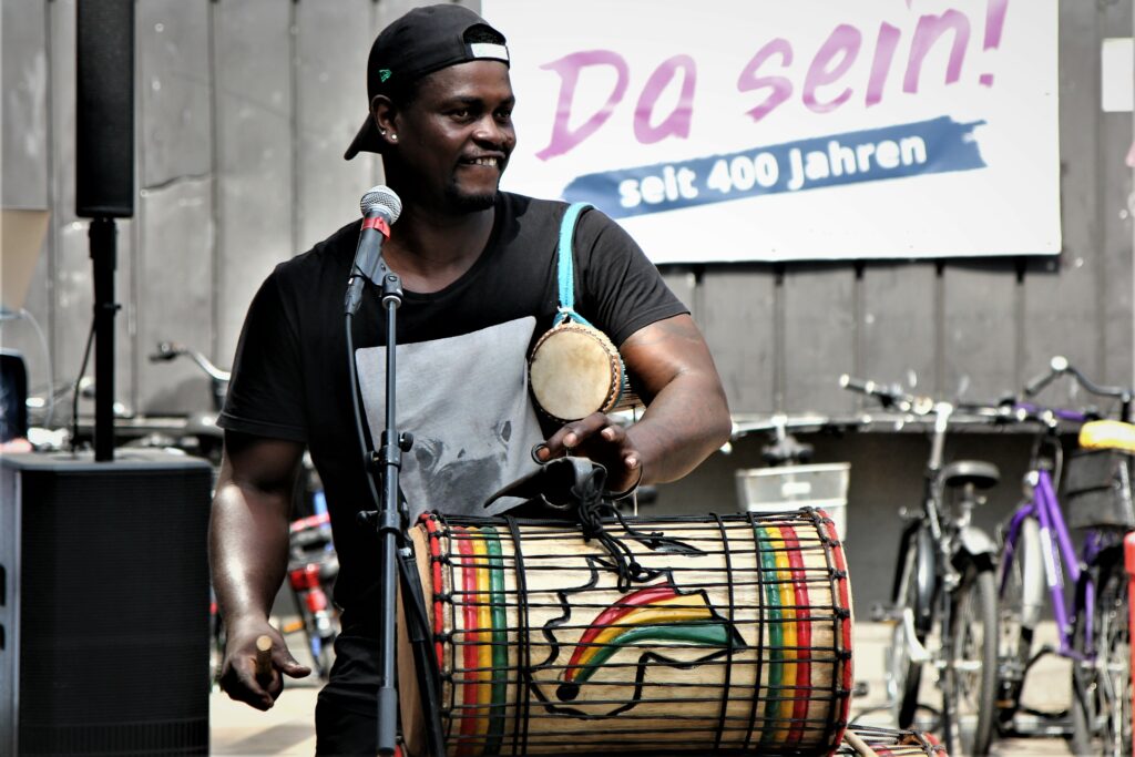 Spielen auf dem Sommerfest: Die Bangoura Group
