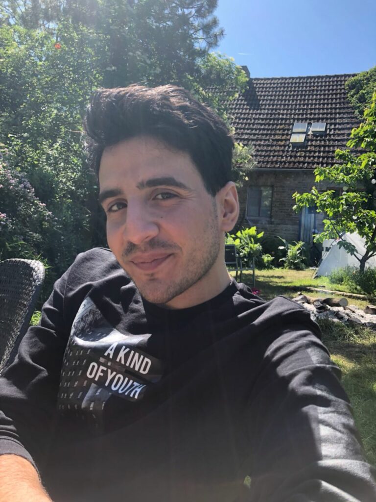 Antonios Hazim in einem Garten. In diesem Artikel spricht er über persönliche Freiheit und Demokratie.