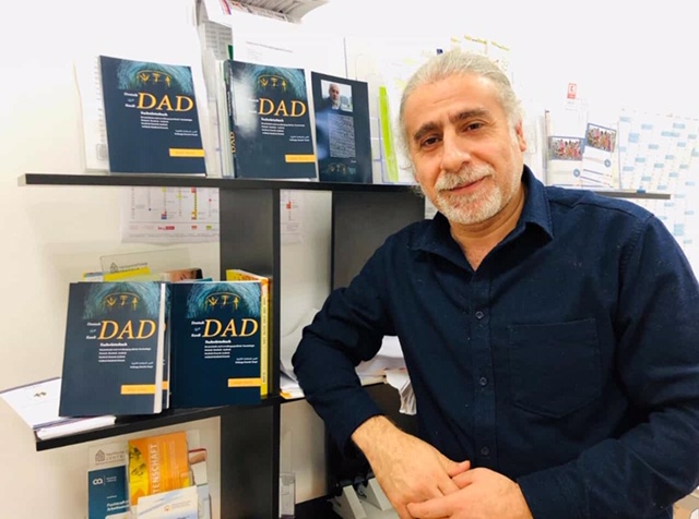 Jalal Amin vor einem Bücherregal. In diesem Beitrag spricht er über Artikel 19 des Grundgesetz