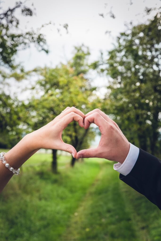 Zwei Hände formen mit den Fingern ein Herz