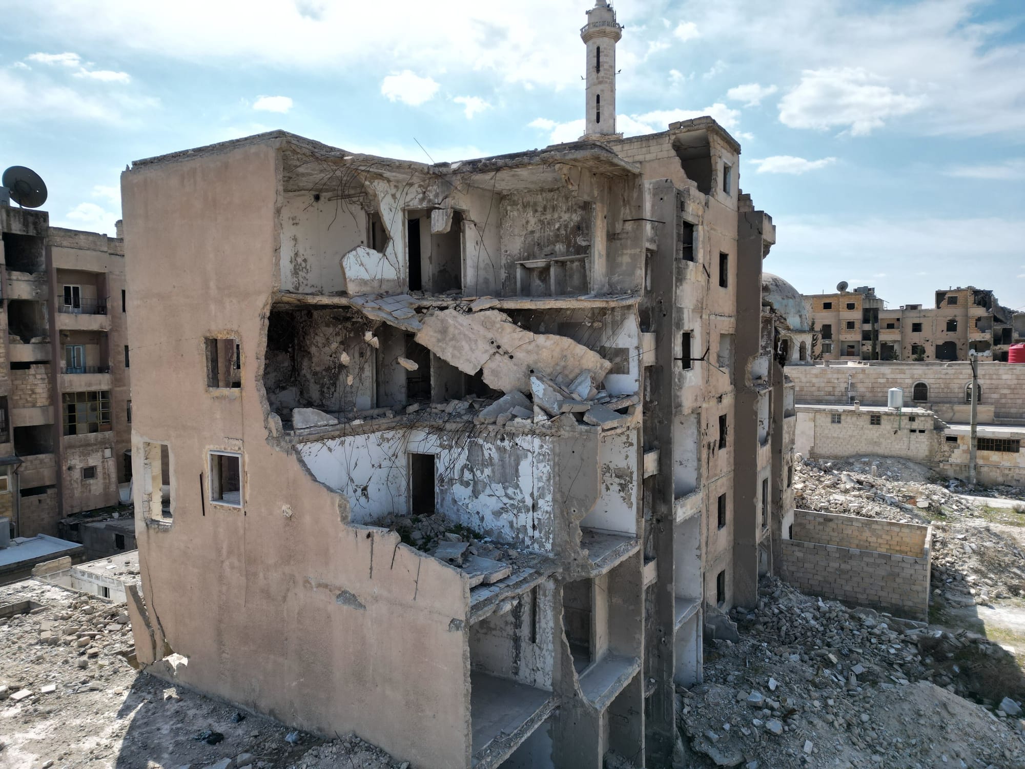 "Under daily threat of collapse" – Families in Aleppo live in ruins