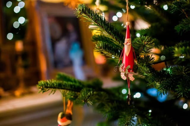 Weihnachtsmann-Anhänger an einem Weihnachtsbaum