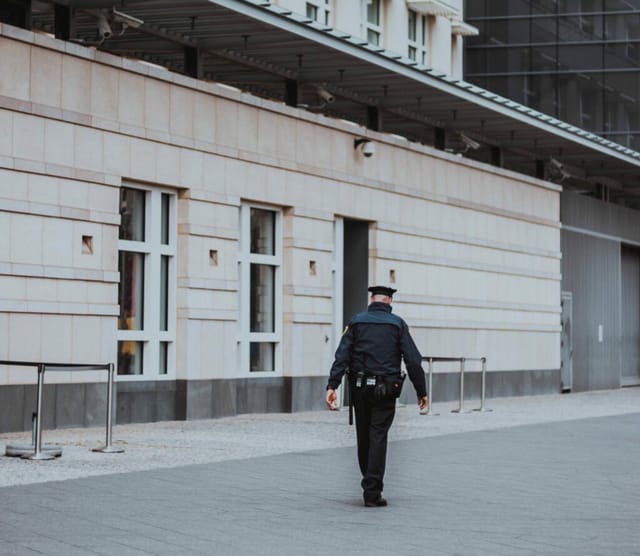 Polizei bei einem Tür