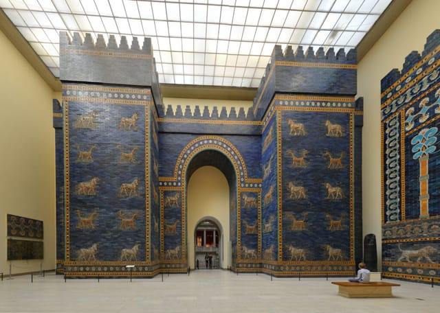 Das Ishtar-Tor im Pergamon-Museum in Berlin. Foto: Radomir Vrbovsky via wikimedia unter CC BY-SA 4.0 Lizenz