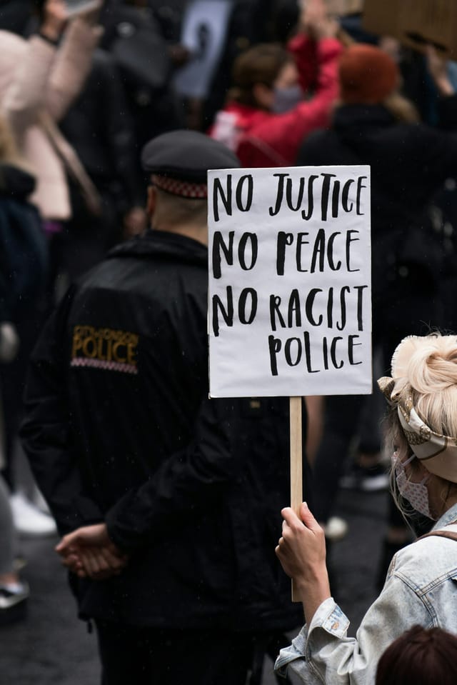 Rassistische Polizeigewalt in Deutschland: Ein Schweigen, das Leben kostet