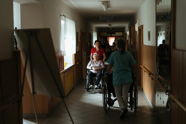 “Absurd” und “menschenverachtend” – Abschiebung von zehn Pflegekräften
