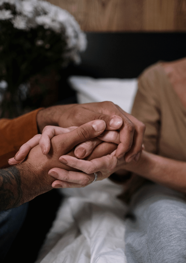„Wir sind Übersetzerinnen, Beschützerinnen, Therapeutinnen, Restaurant, Bank, Halt und Anker“ - Zwei Töchter über Care-Arbeit