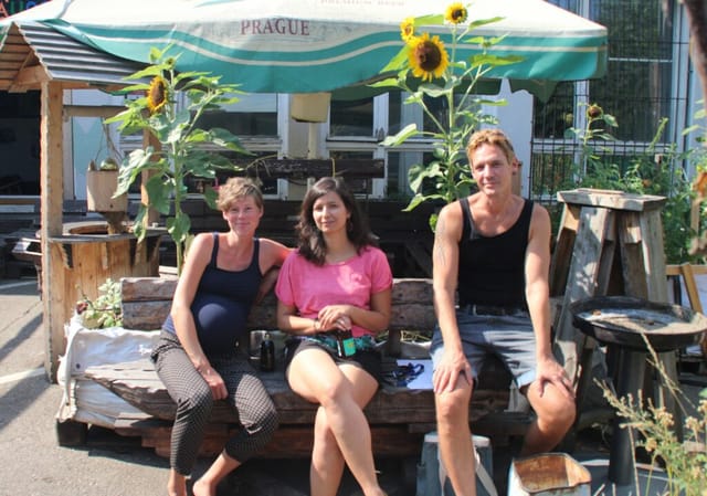 Frauke, Roberta und Patrick (v.l.) vor der so genannten HolzOMA, ein(e) Café/Begegnungsstätte/Werkstatt in Berlin-Friedrichsh
