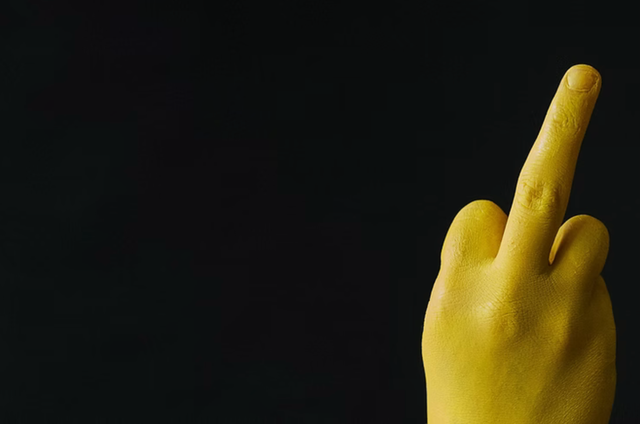 DER HASS IM NETZ TRIFFT OFT MINDER­HEITEN. WIE ZWEI SOCIAL-MEDIA-REDAKTEU­RINNEN DAMIT UMGEHEN