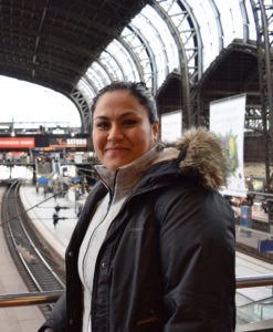 Sahar Reza an einem Bahnhof. In diesem Artikel spricht sie über Gleichheit
