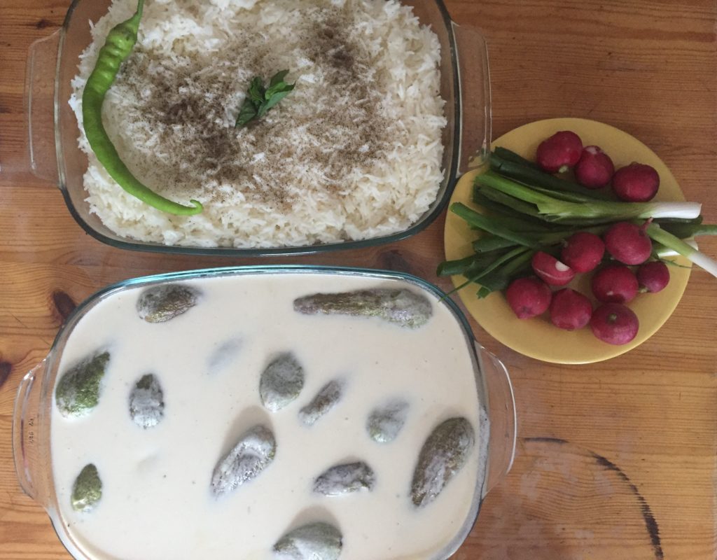 Joghurtsoße mit Zucchini. Foto: Eugenia Loginova