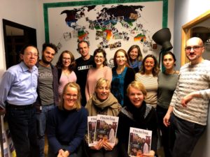 Das Team von Helping Hands und Mitarbeiter des Flüchtling-Magazin