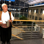 Ein Mann in traditioneller syrischer Kleidung hält eine Kanne Mokka