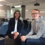 Joelle Pianzola und Moritz Marbach sitzen in einem Konferenzzimmer