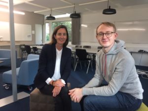 Joelle Pianzola und Moritz Marbach sitzen in einem Konferenzzimmer