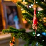 Weihnachtsmann-Anhänger an einem Weihnachtsbaum