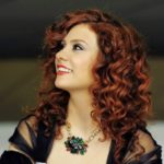 Lena Chamamyan im Halbprofil