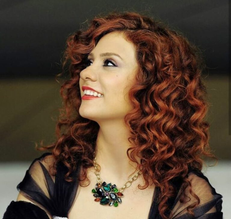 Lena Chamamyan im Halbprofil
