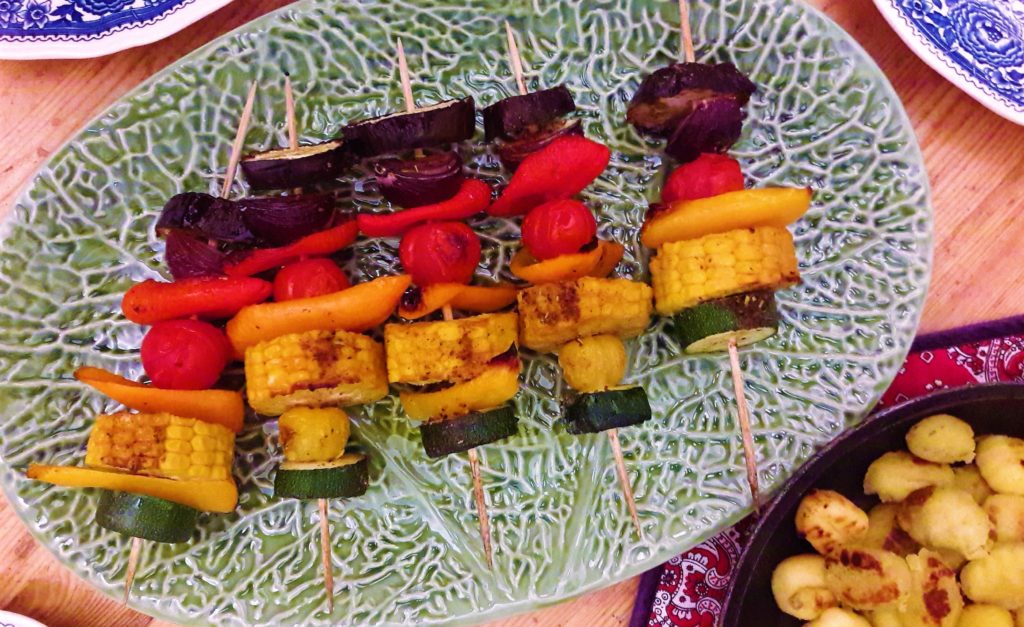 vegane Regenbogenspieße mit Gemüse auf einer Platte