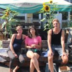 Frauke, Roberta und Patrick (v.l.) vor der so genannten HolzOMA, ein(e) Café/Begegnungsstätte/Werkstatt in Berlin-Friedrichshain. Foto: Franziska Bauer