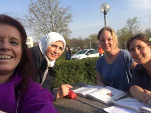 Die Gruppe um Sita lernt gemeinsam Arabisch (von links nach rechts; Sita, Majdoulien, Leni und Michaela). Foto: Sita Angelika Völkel