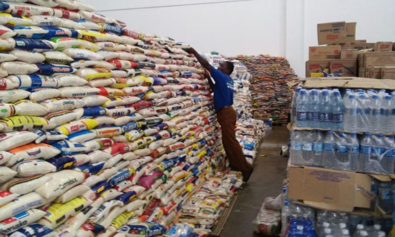 Organisation von Lebensmittelspenden im Spendenladen in Mariana. Foto: Douglas Sant 'Anna