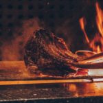 Ein Stück Fleisch auf dem Grill