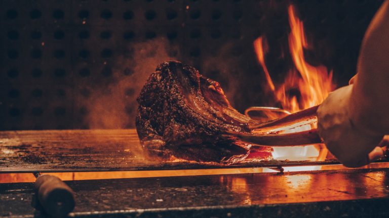 Ein Stück Fleisch auf dem Grill