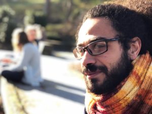 Sowmar Kreker in einem Park. Er spricht in diesem Beitrag über Artikel 11