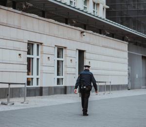Polizei bei einem Tür