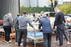 Zahlreiche Helfer packen mit an