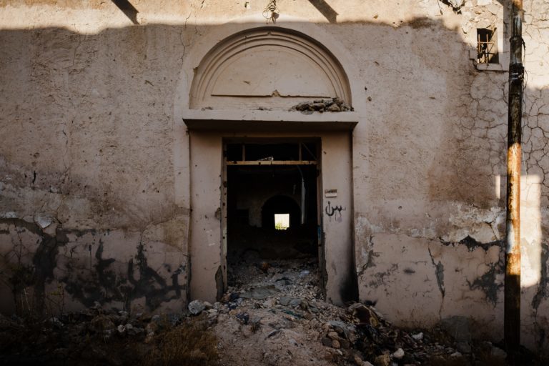 Jesida hat nach dem Krieg mit dem Islamischen Staat das alte Haus in Shingal (Singar) ruiniert.