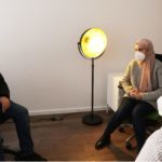 Amira Mostafa übersetzt in einem Gespräch mit einem Ehrenamtlichen für MITmacher, man sieht drei Personen mit Maske, die sich unterhalten