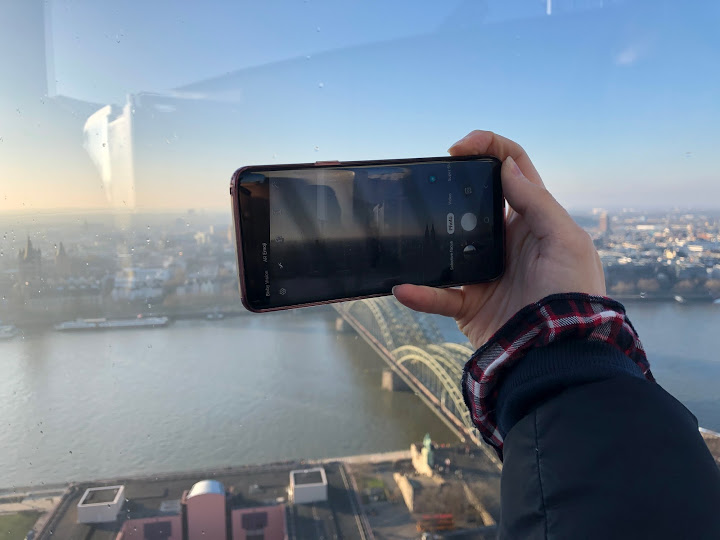 Durch Handy gucken wir das Welt.