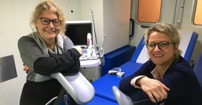 Zwei Frauen sind abgebildet, Links Mirjam Wagner, rechts Hebamme Marion Proste-Werrmann