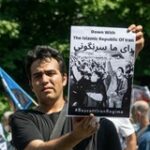 Mohammad Aghaei demonstriert u.A. für eine frei Wahl
