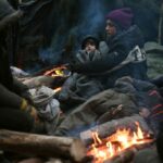 Weißrussland Polen Grenzflüchtlinge 6696000 15.11.2021 Flüchtlinge wärmen sich um ein Feuer in einem Migrantenlager an der weißrussisch-polnischen Grenze in der Region Grodno, Weißrussland. Migranten aus dem Nahen Osten und Nordafrika, die in Weißrussland gefangen sind, haben sich an der Grenze zu Polen versammelt, wo Stacheldrahtzäune und polnische Truppen ihre Einreise wiederholt blockiert haben. Viktor Tolochko / Region Sputnik Grodno Weißrussland VERÖFFENTLICHUNGxINxGERxSUIxAUTxONLY Copyright: xViktorxTolochkox