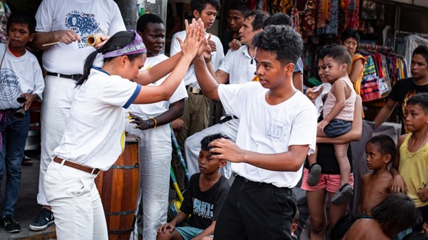 Capoeira wird Teil der kulturellen Identität der Sklav*innen und ihrer Nachfahren und im Laufe der Zeit auch zur Unterhaltung oder als Freizeitvertreib praktiziert. Lange ist das jedoch nur versteckt möglich, denn Capoeira ist in Brasilien bis weit ins 20. Jahrhundert verboten. Auch nach der Legalisierung 1937 werden Capoeiristas lange kriminalisiert.