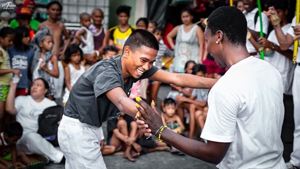 Seit den 1970er Jahren verbreitet sich Capoeira außerhalb von Brasilien, und heute gibt es Capoeira-Schulen in der ganzen Welt. Sie unterrichten meistens Capoeira Regional, im Gegensatz zu Capoeira Angola, das traditionell in Brasilien praktiziert wird. Das traditionelle Capoeira Angola ist langsamer und tiefer am Boden, das Spiel ist weniger kämpferisch und akrobatisch. Capoeira Regional entstand im 20. Jahrhundert durch die Standardisierung des Capoeira Angola: Man führte feste Bewegungssequenzen und Gürtel ein, was bis dato völlig unbekannt war. Capoeira Regional ist wesentlich schneller und enthält mehr Kicks und akrobatische Elemente wie Saltos. Die Grenzen zwischen den verschiedenen Stilen sind jedoch fließend, und viele Schüler*innen lernen heute sowohl Elemente des traditionellen als auch des zeitgenössischen Capoeira.