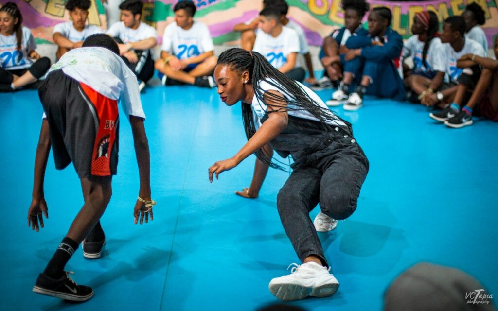 Die Ginga, bei der man vor- und zurückschreitet, ist der Grundschritt der Capoeira. Das Spiel besteht jedoch größtenteils aus Kicks, esquivas, den Ausweichbewegungen, und floreiros, also Finten und akrobatischen Elementen, die das Spiel ausschmücken.