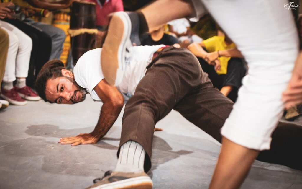 Capoeira ist ein größtenteils kontaktloser Sport, in dem es nicht darum geht, den*die Andere*n zu besiegen oder zu Fall zu bringen. An stattdessen möchte man durch Bewegung mit dem Gegenüber kommunizieren, es überraschen, herausfordern oder necken – aber niemals verletzen oder besiegen.