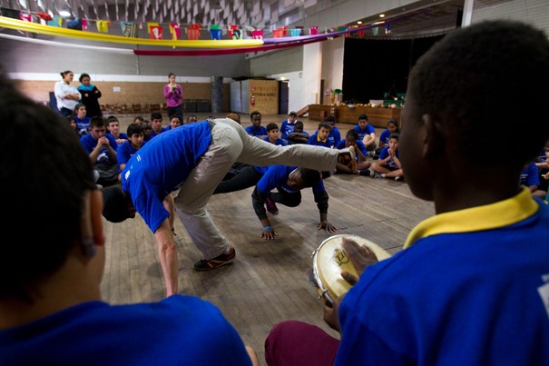 Das heißt jedoch nicht, dass es nicht auch kämpferische Elemente im Spiel gibt: Je nach Erfahrung und Laune der Capoeiristas kann die Roda auch sehr kämpferisch sein. Die Musik bestimmt die Intensität des Spiels. Sind Rhythmus und Gesang laut und schnell, gleicht das Spiel eher einem Kampf. Wird die Musik langsamer, müssen auch die Bewegungen ruhiger und fließender werden. Da alle Bewegungsabläufe improvisiert werden, muss man die Bewegungen des Gegenübers lesen und in Sekundenschnelle reagieren können.