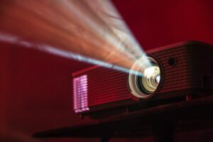 eingeschalteter LED Projektor auf einem Tisch