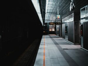 dunkler verlassener U-Bahnhof