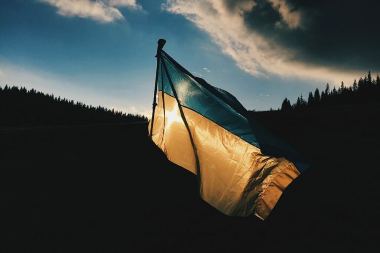 Ukrainische Flagge vor blauem Himmel