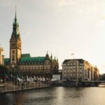 Hamburger Rathaus im Sonnenuntergang