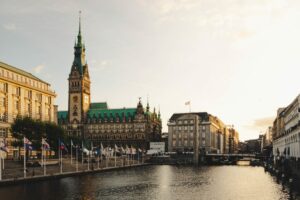 Hamburger Rathaus im Sonnenuntergang