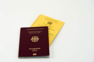Deutscher Pass und anderes Dokument auf weißem Hintergrund
